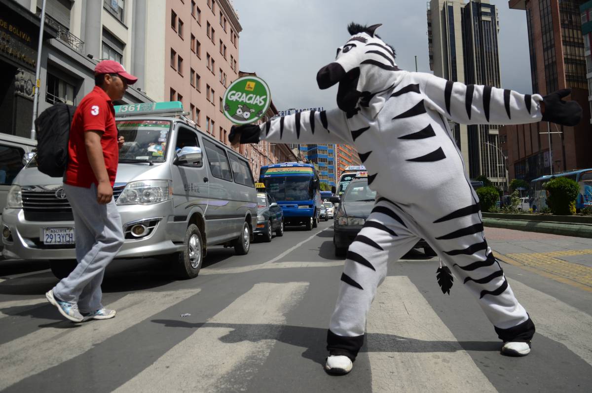 Omar en la calle Pérez Velasco saluda a los conductores mientras regula el tráfico paceño.