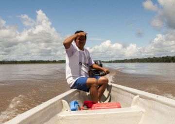 Juan navega en el inmenso río Napo y comenta que la explotación petrolera ha sido beneficiosa para su comuna, Puerto Miranda, en Ecuador.
