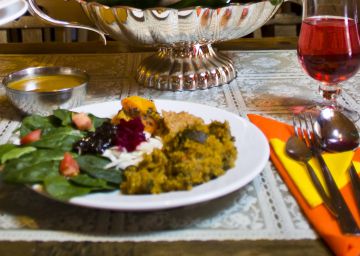 Bodeg&oacute;n de verduras y comida vegetariana en el comedor del restaurante vegetariano Gauranga Trascental Food, en Madrid. 