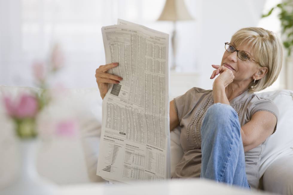 Una mujer leyendo el periódico. Una mujer leyendo el periódico.
