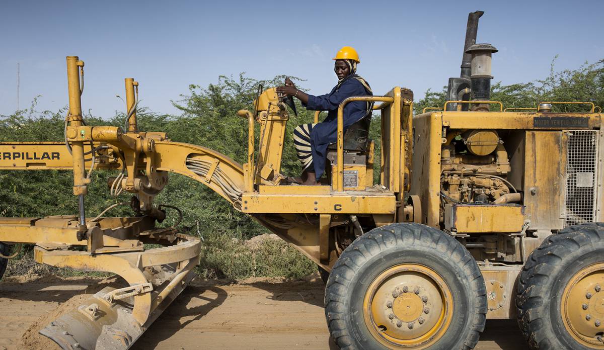 Aminatou Alassane Wane maneja una motoniveladora durante el curso de conductor de maquinaria pesada en Nuakchot.