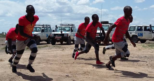 Un grupo de jóvenes refugiados, durante un espectáculo de baile.