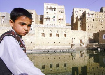 Un ni&ntilde;o observa una antigua cisterna de agua en la ciudad yemen&iacute; de Hababa. 