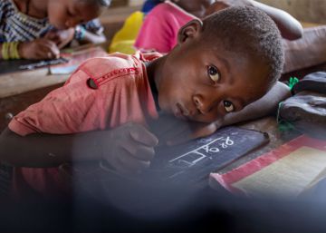 Un ni&ntilde;o hace deberes en una escuela de Beleko, Mal&iacute;.