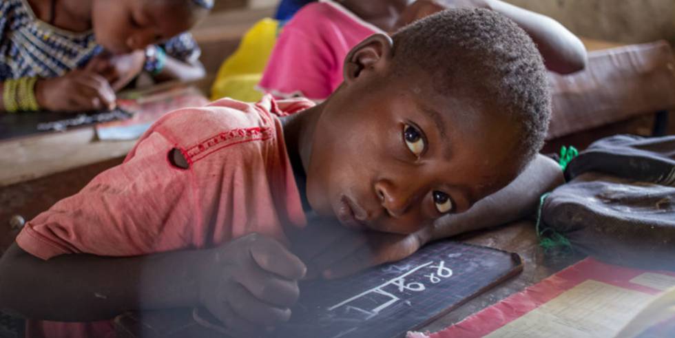 Un niño hace deberes en una escuela de Beleko, Malí.