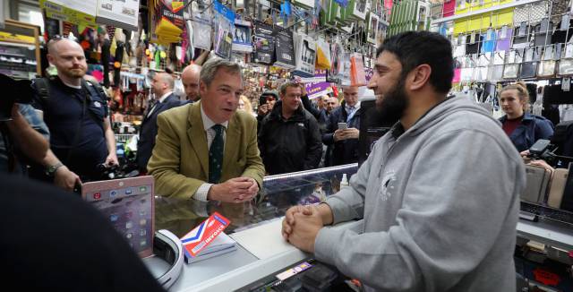 Nigel Farage, líder del UKIP, en una tienda de Birmingham.