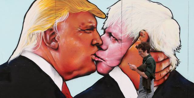 Mural en Bristol con Trump y Johnson.
