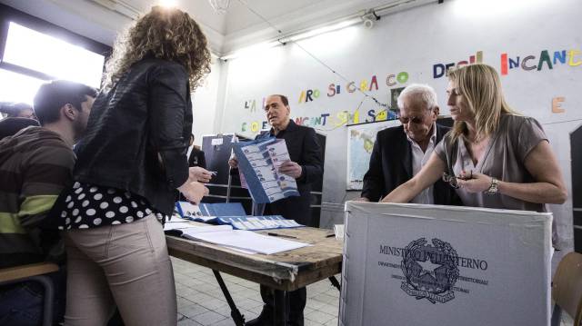 Berlusconi vota en Roma.