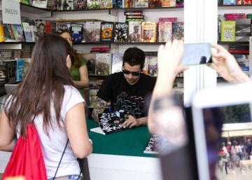AuronPlay, firmando ejemplares de su libro durante la 75&ordm; Feria del Libro de Madrid