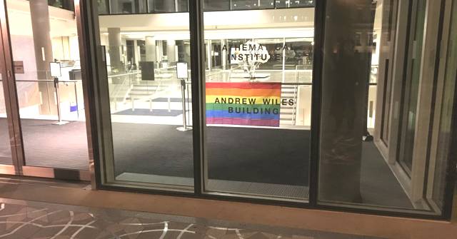 La bandera arcoiris ondea en la puerta de Oxford
