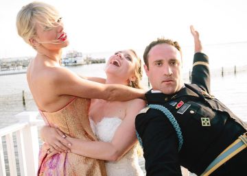 Taylor Swift junto a la pareja de novios durante la sorpresa. 