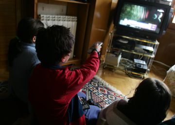 Ni&ntilde;os viendo la televisi&oacute;n