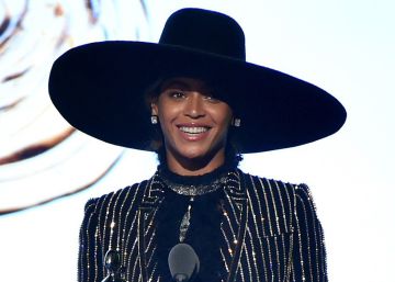 Beyonc&eacute;, al recibir el premio del CDFA Fashion Icon Award.