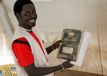 Jeremiah muestra el libro de registros de su hospital.