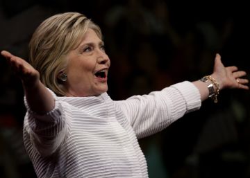 Hillary Clinton saluda a seguidores en Brooklyn.