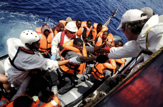 Un inmigrantes es ayudado a subir a bordo del Dignity de M&eacute;dicos Sin Fronteras.rn 