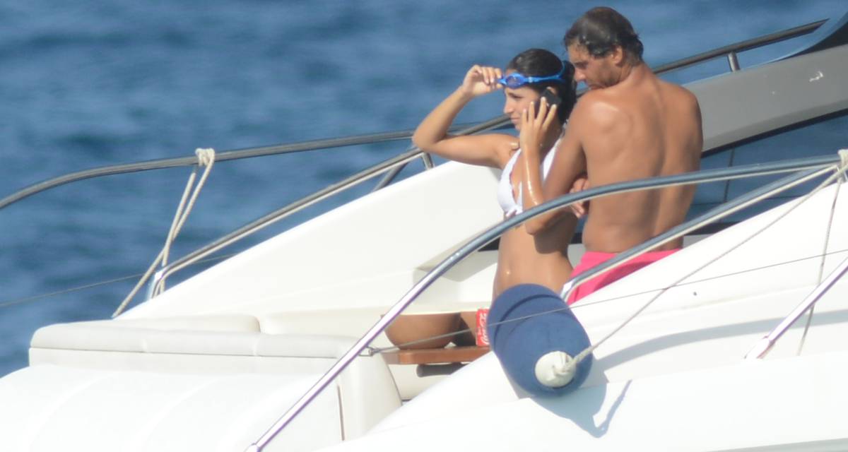 Rafa Nadal con su novia, en unas vacaciones en el mar.