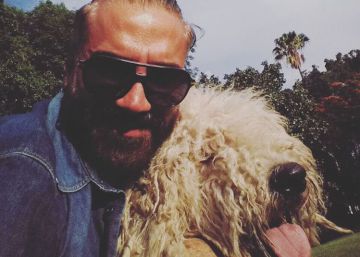 Alejandro Fern&aacute;ndez junto a su mascota. 