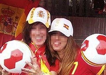 Imagen de las dos mujeres de la asociaci&oacute;n "Barcelona con la selecci&oacute;n" que fueron agredidas en Barcelona  por un grupo de radicales independentistas.