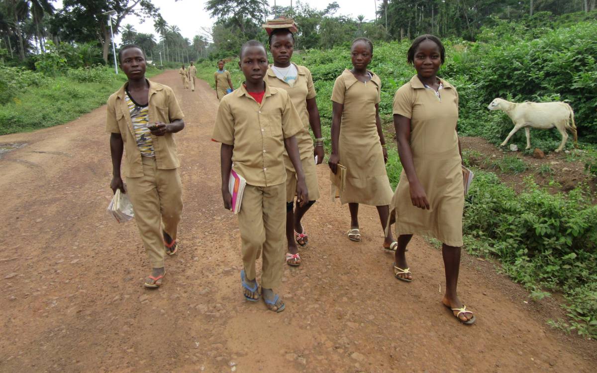 Unos estudiantes caminan por Koropará, el último foco del ébola en Guinea.