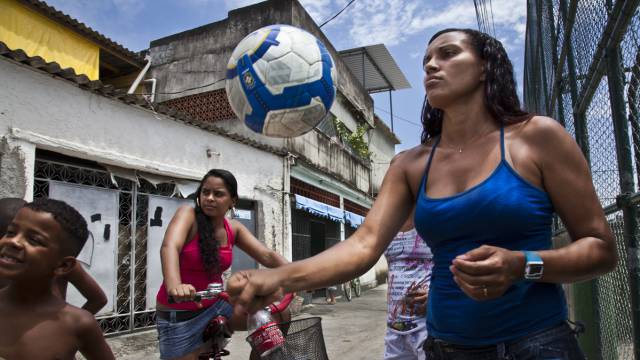 Aline juega con un balón en una favela de Río.