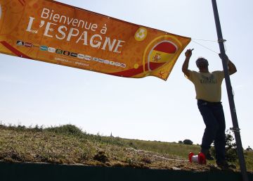 DVD 789 (08-06-16). Eurocopa Francia 2016. Ambiente en la Isla de Re en La Rochelle, donde se aloja la seleccion de Espa&ntilde;a. Un operario coloca un cartel dando la bienvenida a Espa&ntilde;a en la carretera que une Pont de Re y Santi Maria de Re.&copy; LUIS SEVILLANO ARRIBAS. .