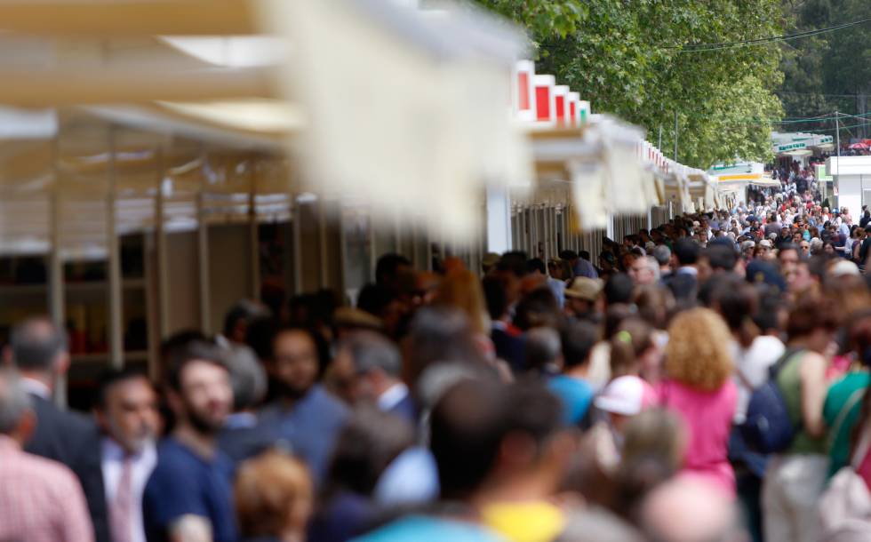 Ambiente en la Feria del Libro de Madrid. Ambiente en la Feria del Libro de Madrid.