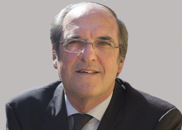 La plaza y el escaño