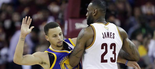 LeBron, en una acción ante Curry.