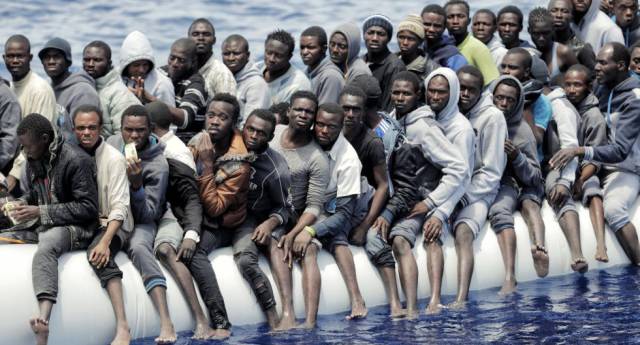 Migrantes rescatados frente a las costas de Libia.