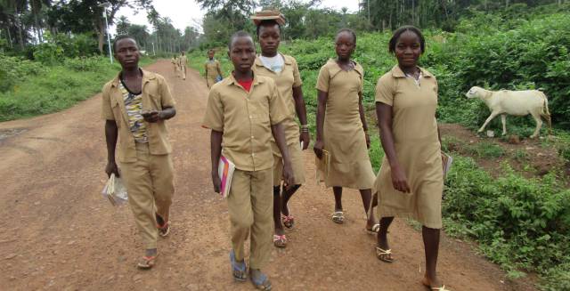 Estudiantes en Koropará, el último foco del ébola en Guinea.