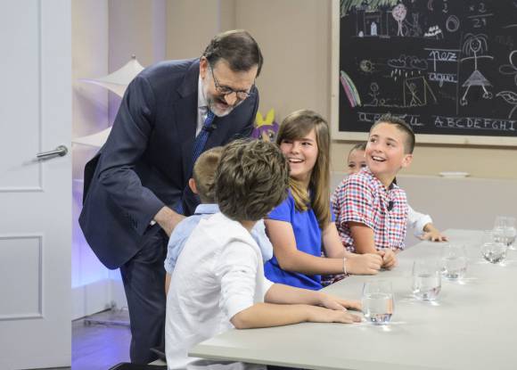 ¿Qué hacen unos niños hablando con Rajoy de 'tarjetas black'?