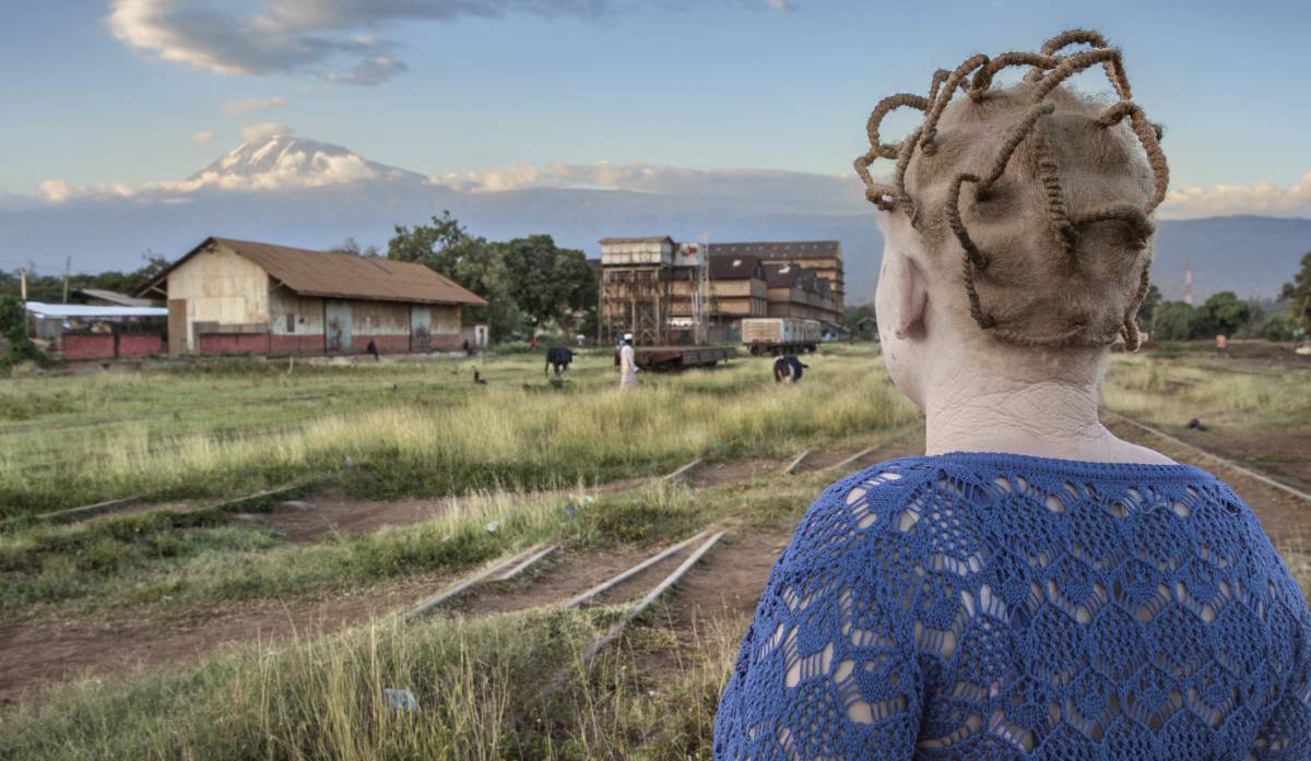 Grace, tanzana y albina, mira al nevado Kilimanjaro.