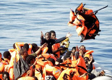 Entrega de chalecos salvavidas a una patera frente a las costas de Libia.