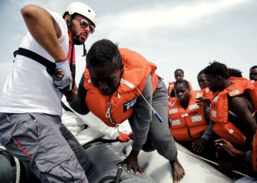 Rescate de un segundo bote por el barco de MSF Dignity I