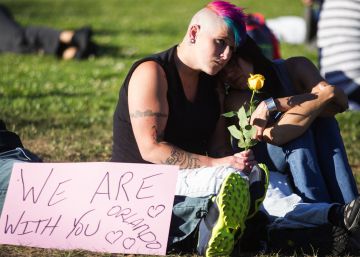 Una pareja participa en un homenaje a las v&iacute;ctimas de Orlando.