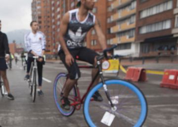 Ciclistas por la calle 26 un día dominical de ciclovía en Bogotá.