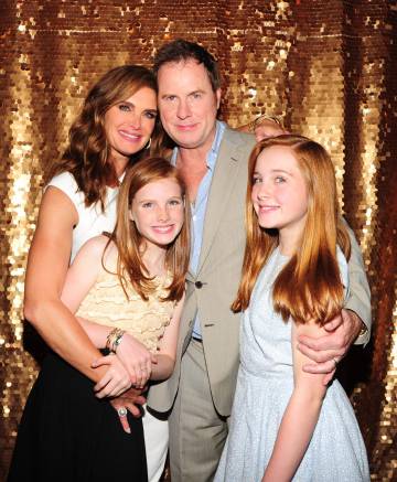 Brooke Shields celebra su 50 cumpleaños con Nueva York junto a su marido, Chris Henchy, y sus hijas, Rowan y Grier.