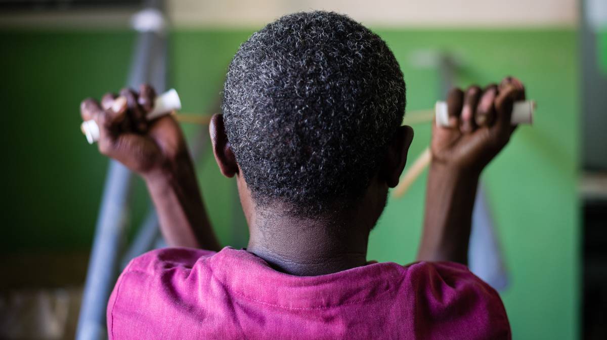 Ibrahim, diagnosticado con lepra, realiza ejercicios de rehabilitación en el hospital de Gambo, en Etiopía.