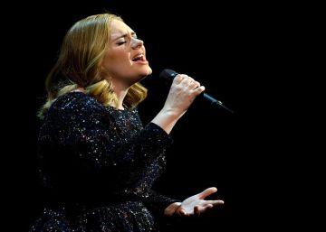 Adele chora ao vivo ao lembrar as vítimas do atentado em Orlando