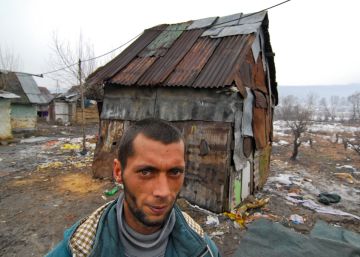 Un hombre eslovaco vive en la casa improvisada que se ve detrás de él.