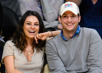 Mila Kunis y Ashton Kutcher durante un partido de baloncesto en 2015.