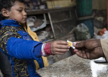 El caramelo que ofrecen a los niños después del tratamiento es el único nexo entre la tienda de dulces de Jawahar y el centro para quemados.