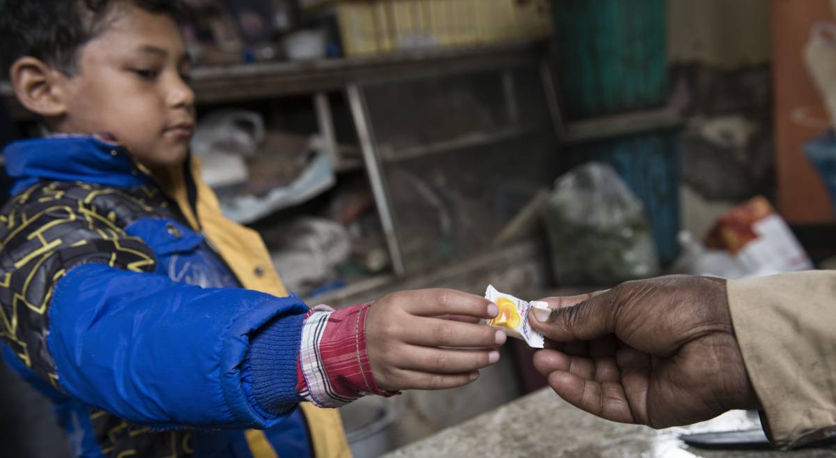 El caramelo que ofrecen a los niños después del tratamiento es el único nexo entre la tienda de dulces de Jawahar y el centro para quemados.