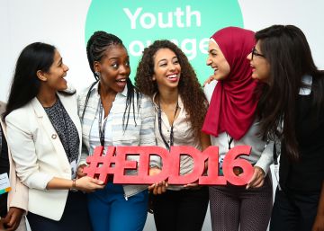 De izquierda a derecha: Vandinika Shukla, Rose Sakala, Sana Afouaiz, Ruba Ahmad y Joselín Manzanares, en Bruselas.