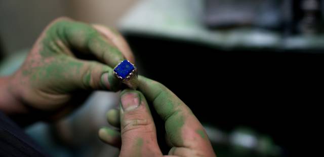 Un anillo de lapislázuli.