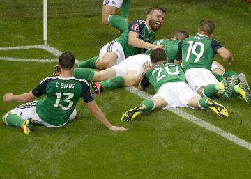. Lyon (France), 16062016.- Players of Northern Ireland celebrate scoring the 1-0 during the UEFA EURO 2016 group C preliminary round match between Ukraine and Northern Ireland at Stade de Lyon in Lyon, France, 16 June 2016.   (RESTRICTIONS APPLY: For editorial news reporting purposes only. Not used for commercial or marketing purposes without prior written approval of UEFA. Images must appear as still images and must not emulate match action video footage. Photographs published in online publications (whether via the Internet or otherwise) shall have an interval of at least 20 seconds between the posting.) (Francia, Irlanda, Ucrania) EFEEPAYURI KOCHETKOV EDITORIAL USE ONLY