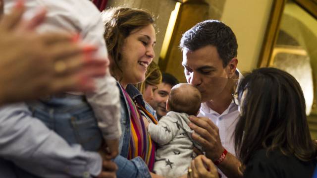Sánchez besa a un niño en un acto en Pontevedra.