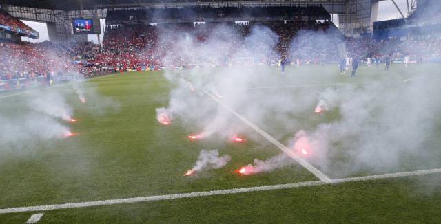 Bengalas arrojadas por hinchas croatas.