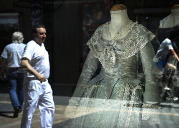 Escaparate con un traje valenciano realizado en seda.